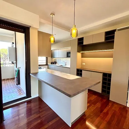 Stylish Spacious 3-Bedroom Apartment, Open-Space Kitchen, 3 Balconies!-2